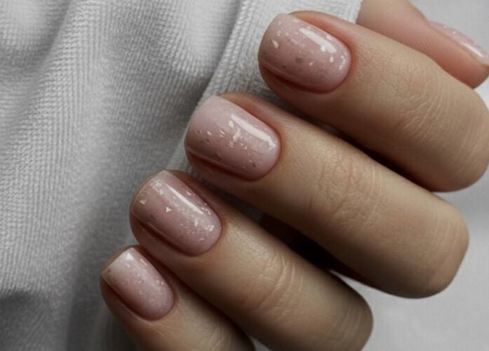 Модерен маникюр в Hit Nails Bulgaria, София, Област София, BG, с елегантен светъл лак.