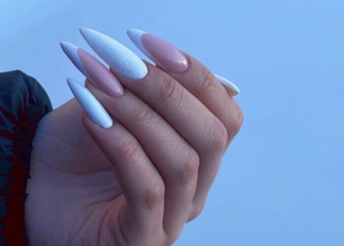 Маникюр със снежнобял и розов дизайн в Hit Nails Bulgaria, София, Област София, BG.