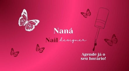 Imagem promocional da Naná Nails em Minas Gerais. Borboletas e esmalte atraem clientes para beleza e bem-estar.