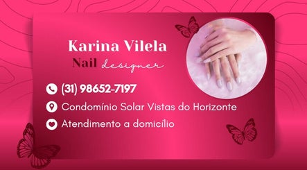 Anúncio de design de unhas na Naná Nails, Minas Gerais, BR, apresentando lindas unhas em fundo rosa.