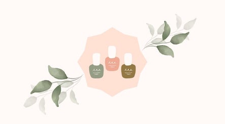 Três frascos de esmalte em Naná Nails, Minas Gerais, Minas Gerais, BR, adornados por folhas verdes.