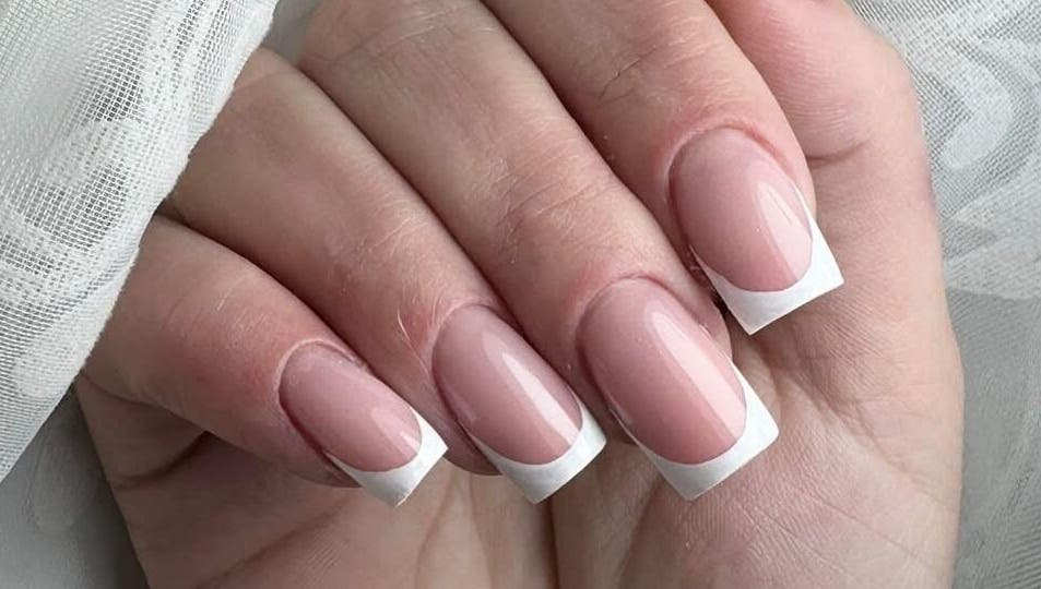 Manichiură franțuzească impecabilă la Manicure, Stafford, England, GB.