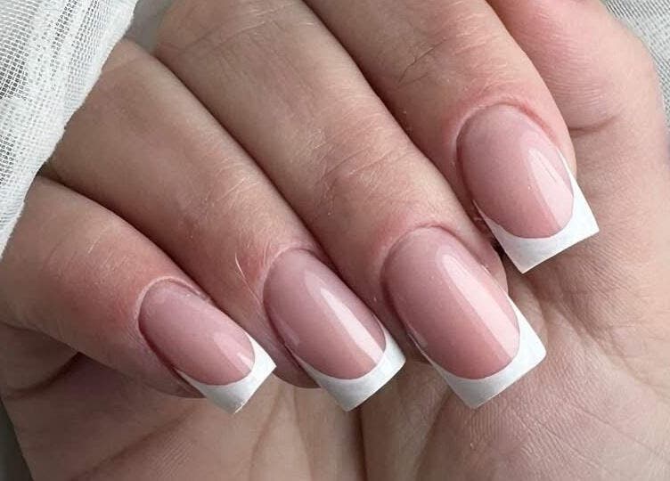 Manichiură franțuzească impecabilă la Manicure, Stafford, England, GB.