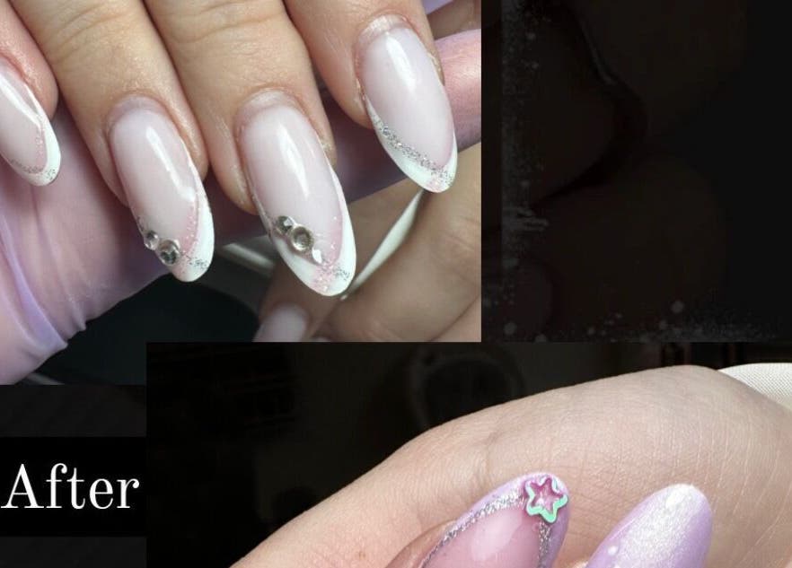 Design manichiură elegantă la Manicure, Stafford, England, GB cu model discret și detalii sclipicioase.