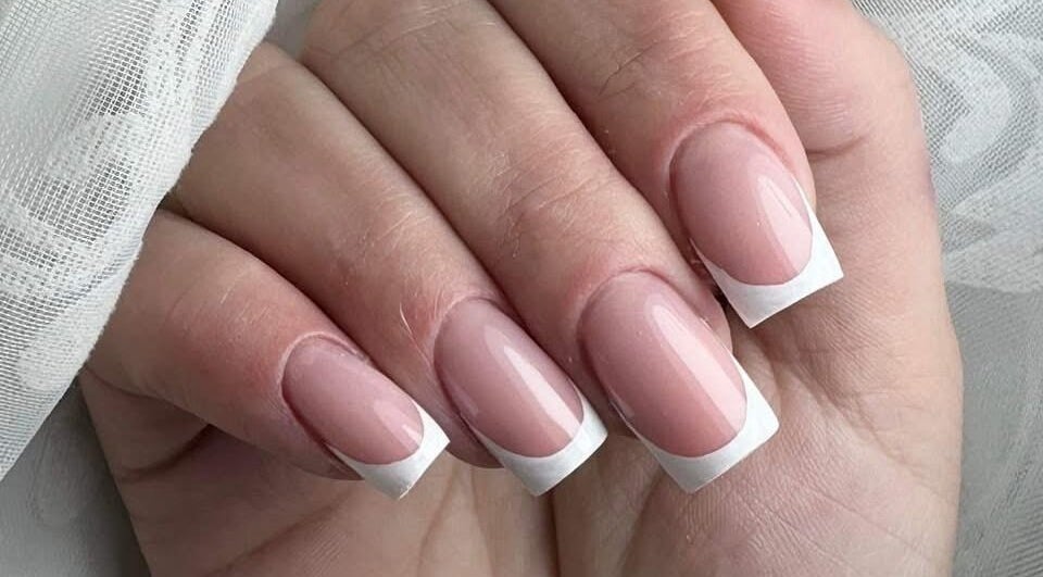 Manichiură franțuzească elegantă la salonul Manicure din Stafford, England, GB.