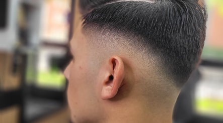 Corte moderno en LuisLeonBarber, Madrid, Comunidad De Madrid, ES, destaca por su precisión.