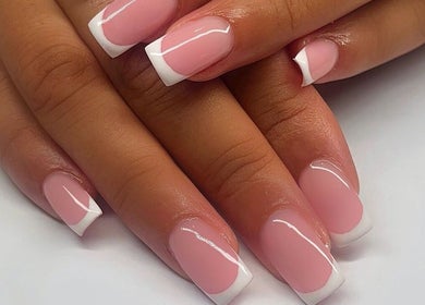 Manucure française soignée à Ily nail’s, Saint-étienne, Auvergne-rhône-alpes, FR.