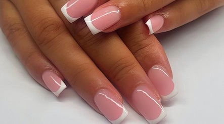 Manucure française soignée à Ily nail’s, Saint-étienne, Auvergne-rhône-alpes, FR.