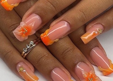 Nail art floral vibrant à Ily nail’s, Saint-Étienne, Auvergne-Rhône-Alpes. Manucure élégante et tendance.