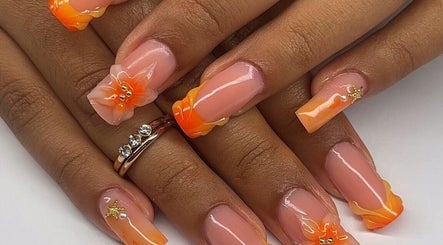 Nail art floral vibrant à Ily nail’s, Saint-Étienne, Auvergne-Rhône-Alpes. Manucure élégante et tendance.