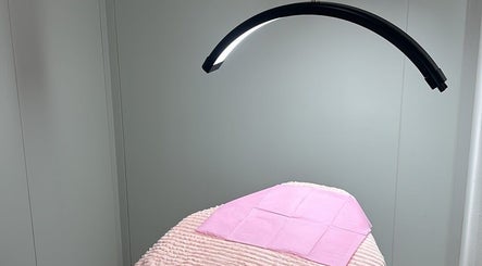 Pretty Kitty relaxing spa bed in Mount Hawthorn, Western Australia, AU with soft pink linen.