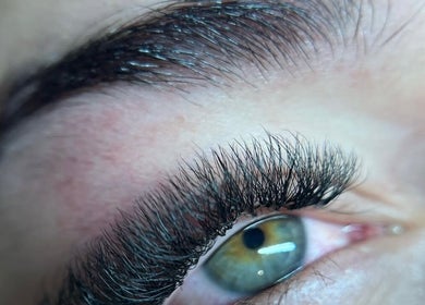 Extension cils à Ka Beauty Studio, Clermont-Ferrand, Auvergne-Rhône-Alpes, FR pour un regard captivant.