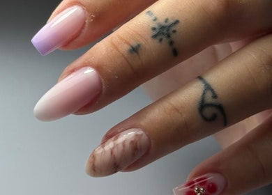 Art des ongles raffiné à 'Una'Una, Saint-avé, Bretagne, FR, avec design moderne et couleurs pastel.
