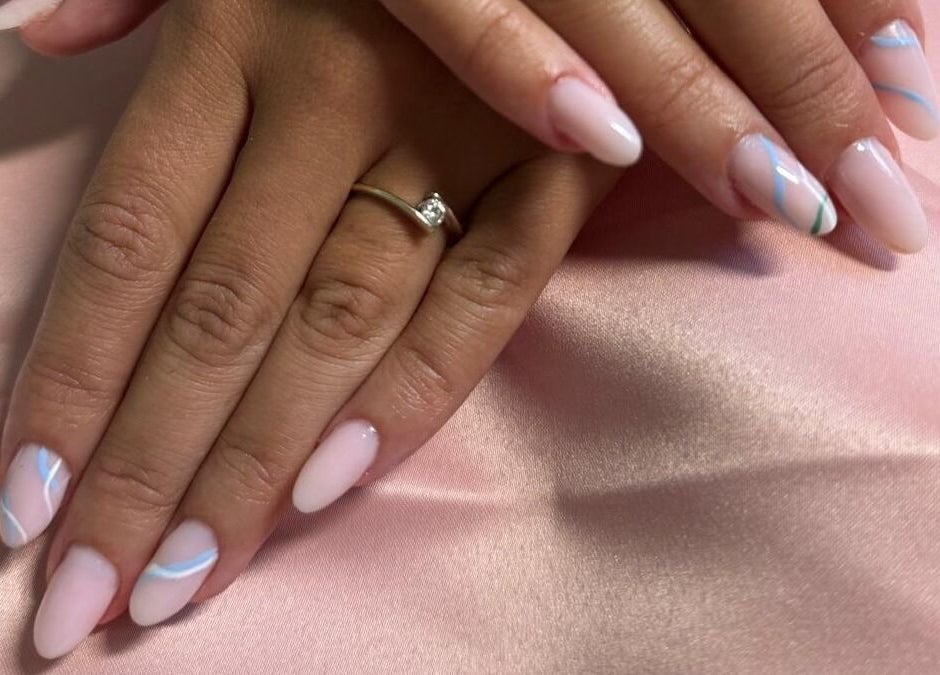 Manucure élégante chez 'Una'Una, Saint-avé, Bretagne, FR. Ongles décorés sur tissu rose.