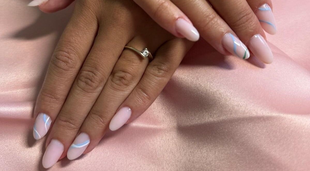 Manucure élégante chez 'Una'Una, Saint-avé, Bretagne, FR. Ongles décorés sur tissu rose.