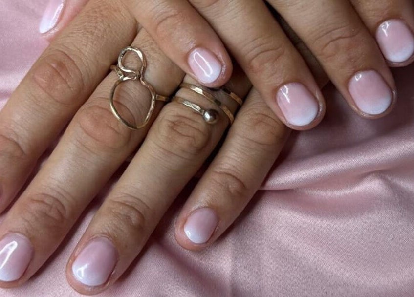 Manucure rose délicate à 'Una'Una, Saint-avé, Bretagne, FR, sur fond de soie rose.