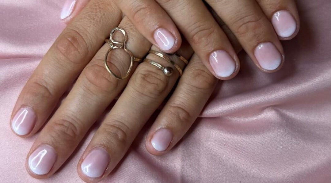 Manucure rose délicate à 'Una'Una, Saint-avé, Bretagne, FR, sur fond de soie rose.