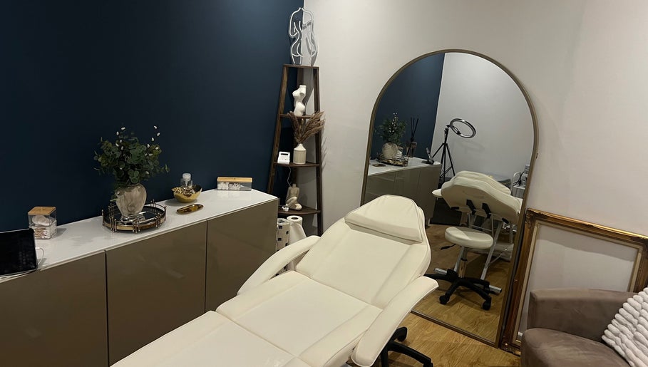 Relaxing therapy room at Teri’s Wellness Therapies, Southampton, England, GB, with treatment chair and decor.