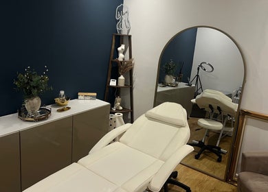 Relaxing therapy room at Teri’s Wellness Therapies, Southampton, England, GB, with treatment chair and decor.
