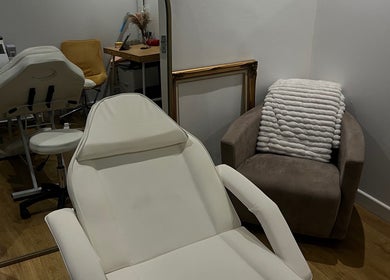 Relaxing therapy room at Teri’s Wellness Therapies, Southampton, England, GB, featuring a comfortable chair and treatment bed.