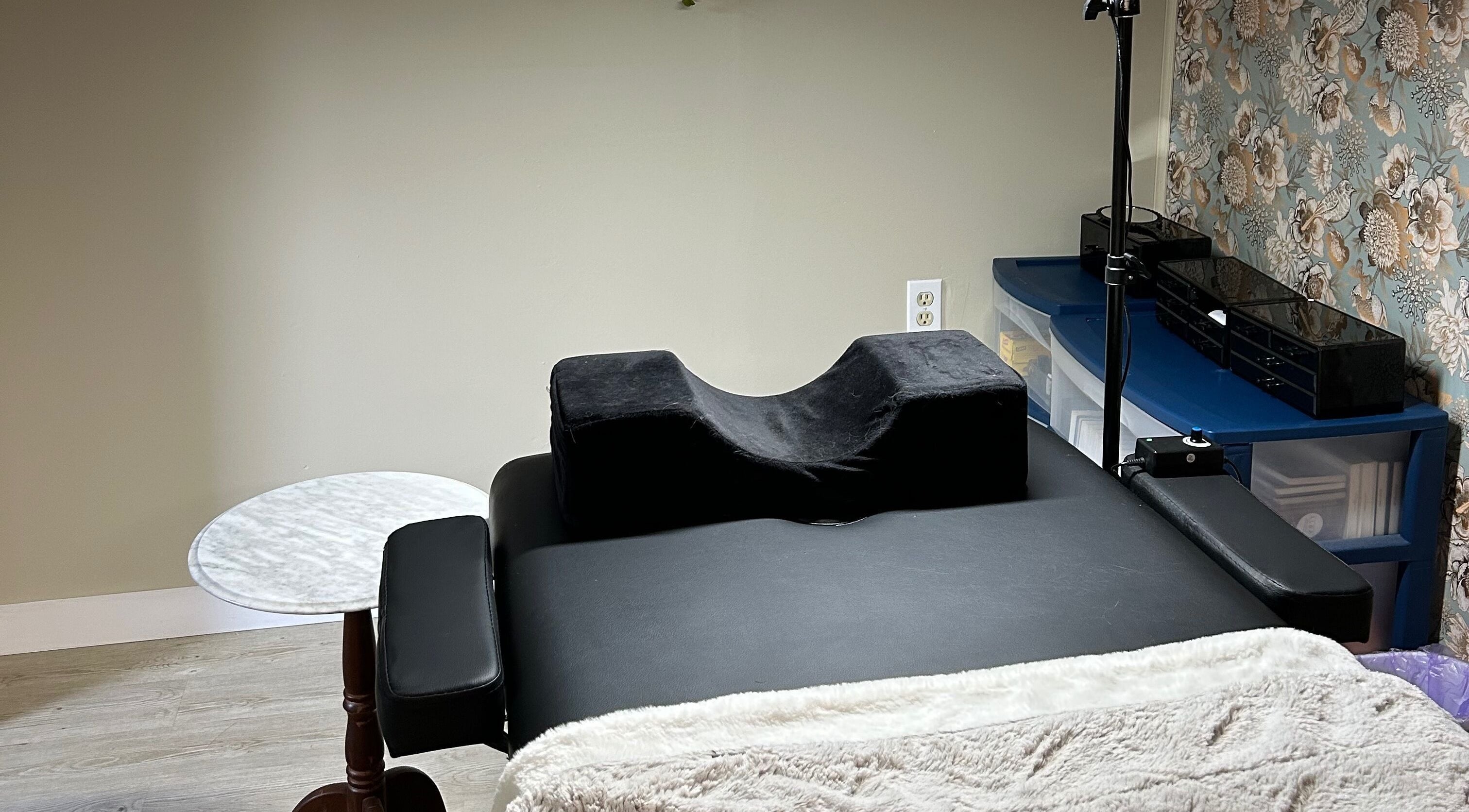 Relaxing lash treatment area at Lashes by Abbey, Simcoe, Ontario, CA with comfortable black bedding.