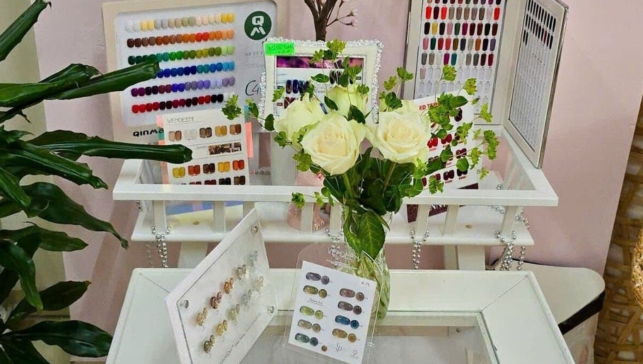 Bảng màu móng tại Samuel Shop Nails, Berlin, Berlin, DE với hoa tươi trang trí.
