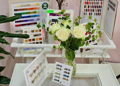 Bảng màu móng tại Samuel Shop Nails, Berlin, Berlin, DE với hoa tươi trang trí.