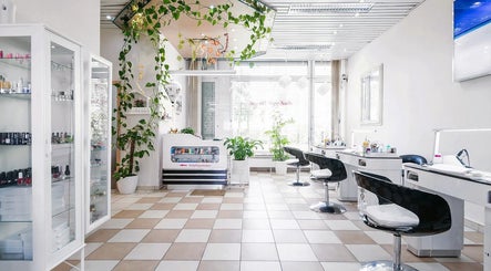 Nội thất sang trọng tại Samuel Shop Nails ở Berlin, Berlin, DE với cây xanh và bàn trang điểm hiện đại.