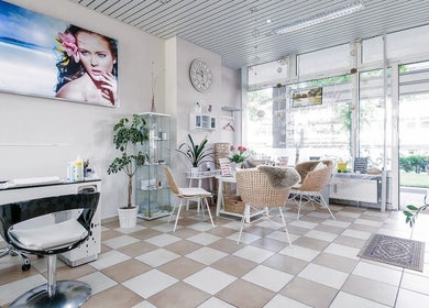 Nội thất sáng sủa tại Samuel Shop Nails, Berlin, Berlin, DE với bàn ghế thoải mái.