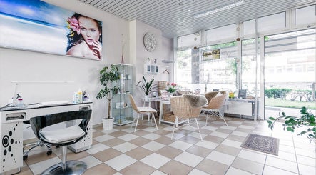 Nội thất sáng sủa tại Samuel Shop Nails, Berlin, Berlin, DE với bàn ghế thoải mái.