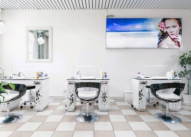 Bên trong Samuel Shop Nails sang trọng tại Berlin, Berlin, DE, với bàn ghế hiện đại và trang trí tinh tế.