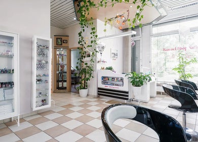 Không gian yên tĩnh và hiện đại tại Samuel Shop Nails, Berlin, Berlin, DE với cây xanh và kệ trưng bày.