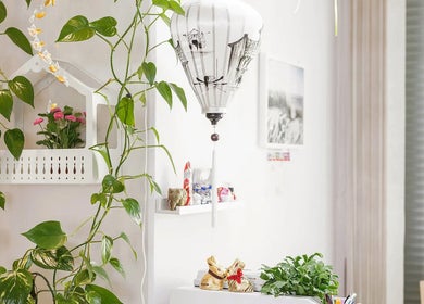 Nội thất trang nhã với cây xanh tại Samuel Shop Nails, Berlin, Berlin, DE.