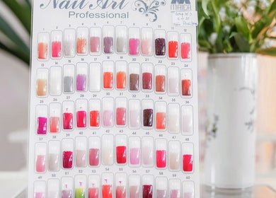 Bảng màu móng tại cửa hàng Samuel Shop Nails, Berlin, Berlin, DE, thể hiện đa dạng lựa chọn màu sắc.