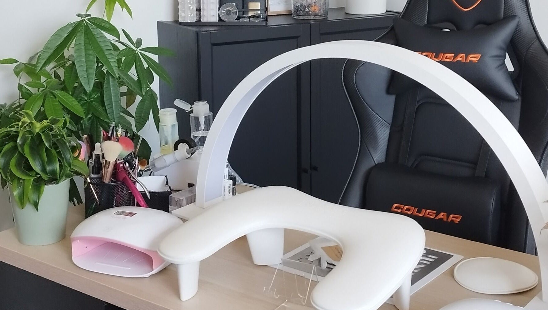 Station de soin des ongles à Atmosphèr'elles, Le Sourn, Bretagne, FR, avec outils et plantes.