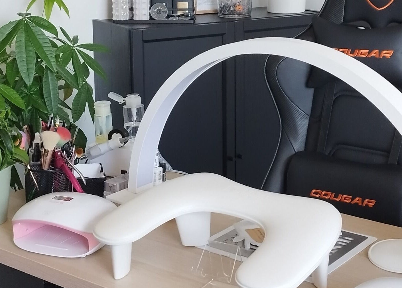 Station de soin des ongles à Atmosphèr'elles, Le Sourn, Bretagne, FR, avec outils et plantes.