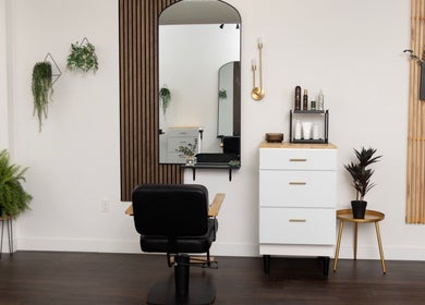 Samis signature styles salon in Marshfield, Wisconsin, US features modern decor with a sleek styling chair.
