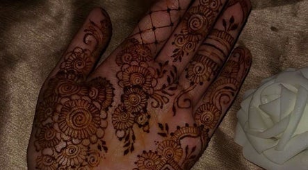 Intricate henna design at henna.nkk, London, England, GB, showcasing beautiful floral patterns.