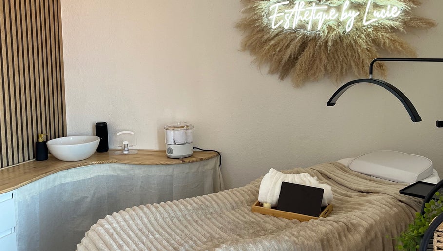 Salle de soins relaxante chez Esthétique By Lucie à Thaon-les-vosges, Grand Est, FR, avec décor élégant.