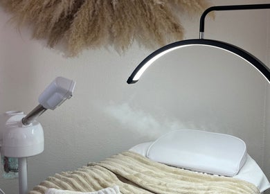 Salle de soins apaisante à Esthétique By Lucie, Thaon-les-vosges, Grand Est, FR, avec vapeur et lit confort.