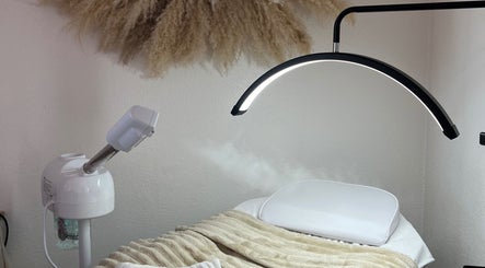 Salle de soins apaisante à Esthétique By Lucie, Thaon-les-vosges, Grand Est, FR, avec vapeur et lit confort.
