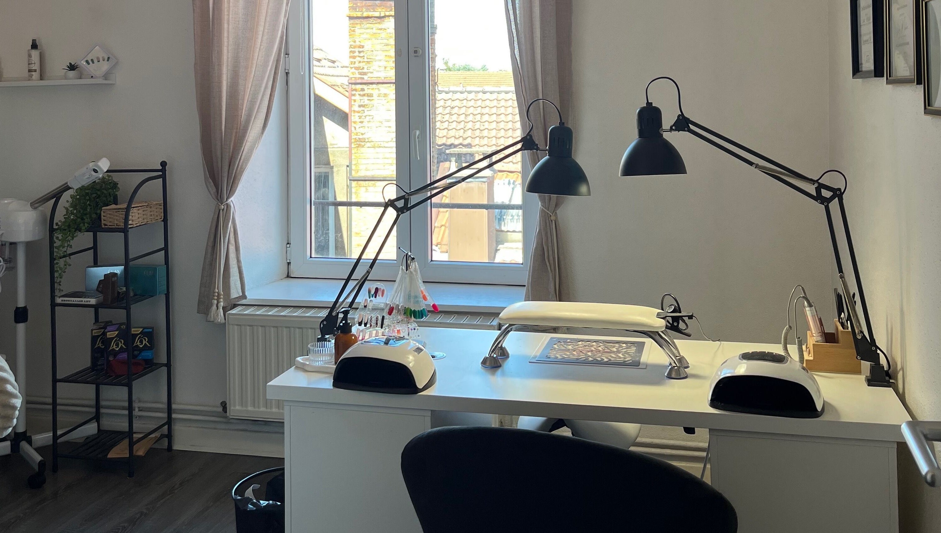 Espace manucure lumineux à Esthétique By Lucie, Golbey, Grand Est, FR avec vue sur fenêtre.