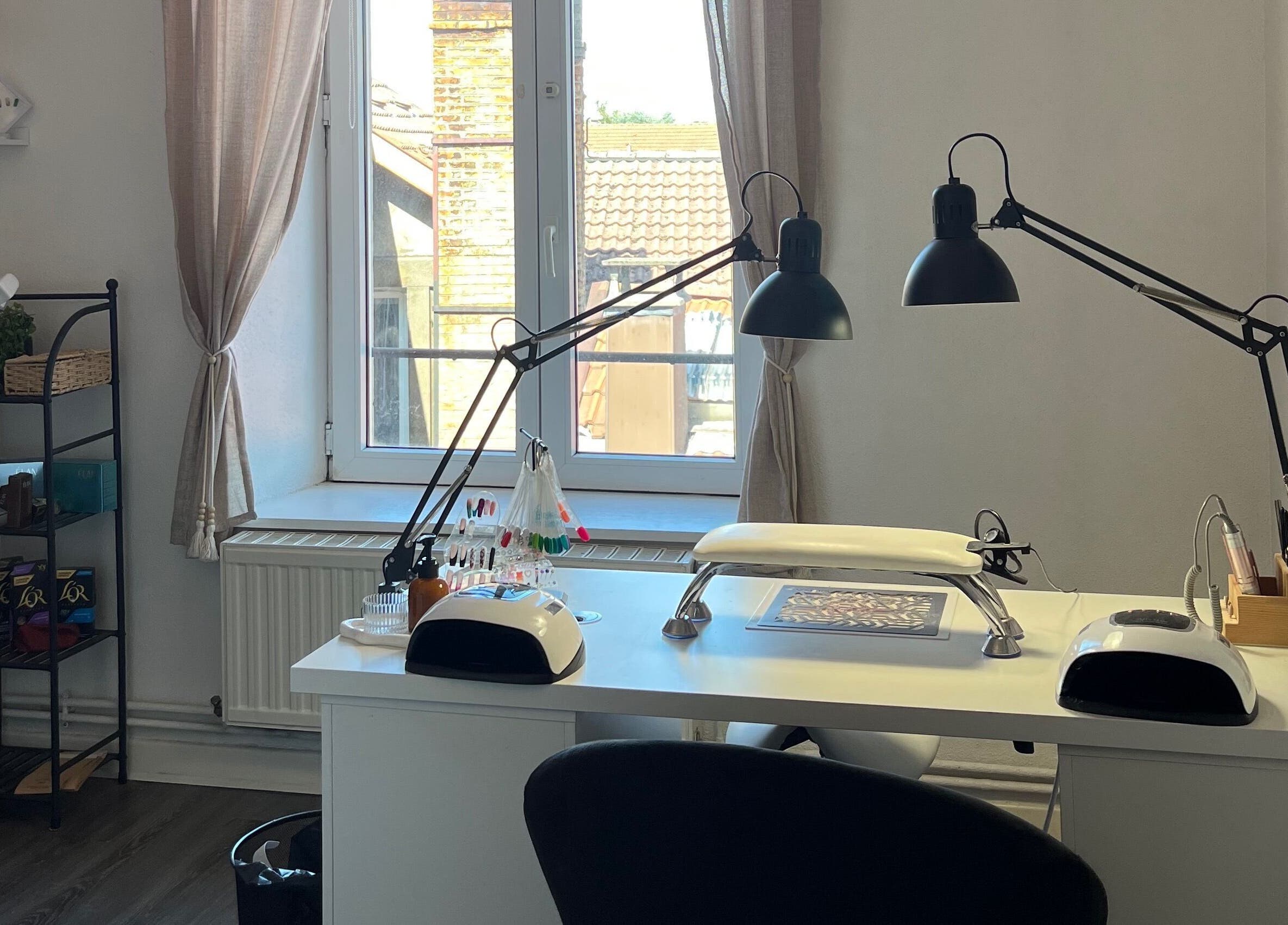 Espace manucure lumineux à Esthétique By Lucie, Golbey, Grand Est, FR avec vue sur fenêtre.