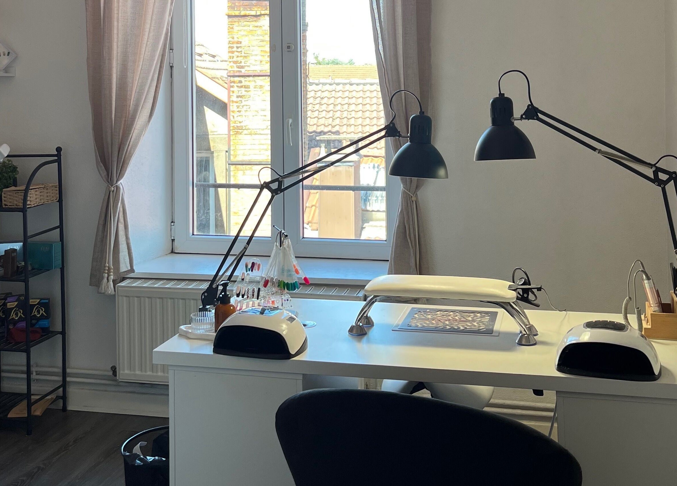 Espace manucure lumineux à Esthétique By Lucie, Golbey, Grand Est, FR avec vue sur fenêtre.