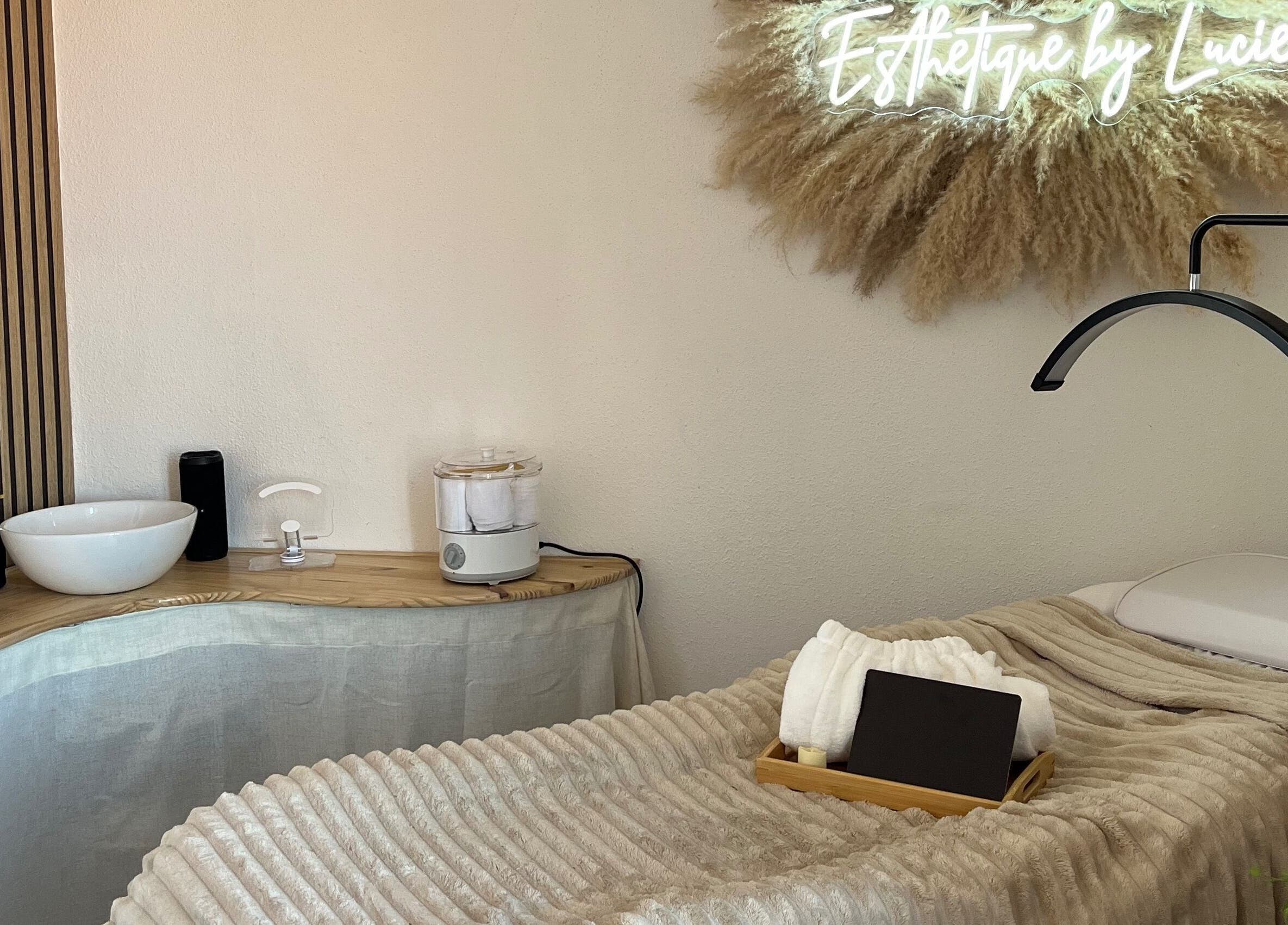 Salle de soins à Esthétique By Lucie, Golbey, Grand Est, FR, avec lit de massage et déco accueillante.