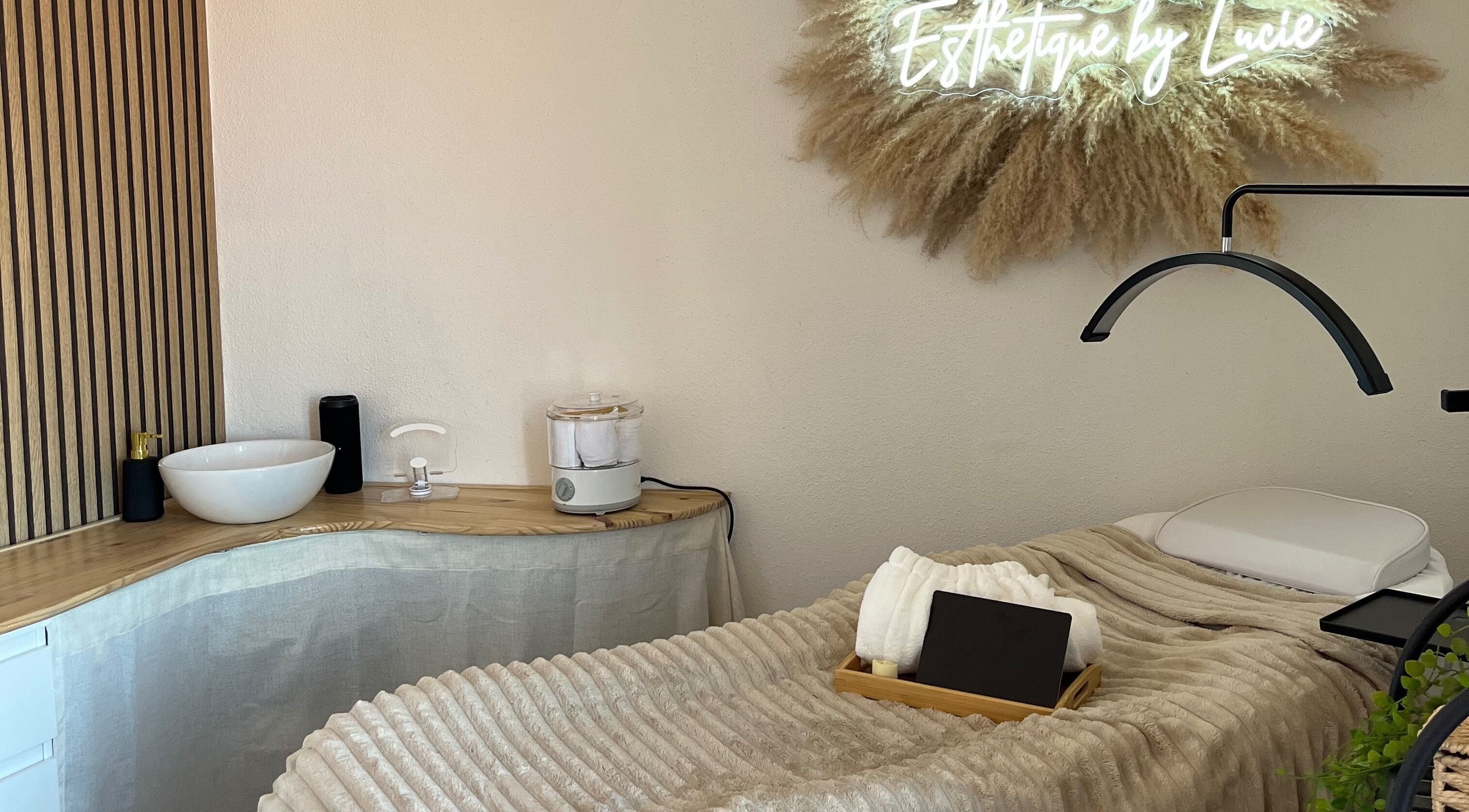 Salle de soins à Esthétique By Lucie, Golbey, Grand Est, FR, avec lit de massage et déco accueillante.