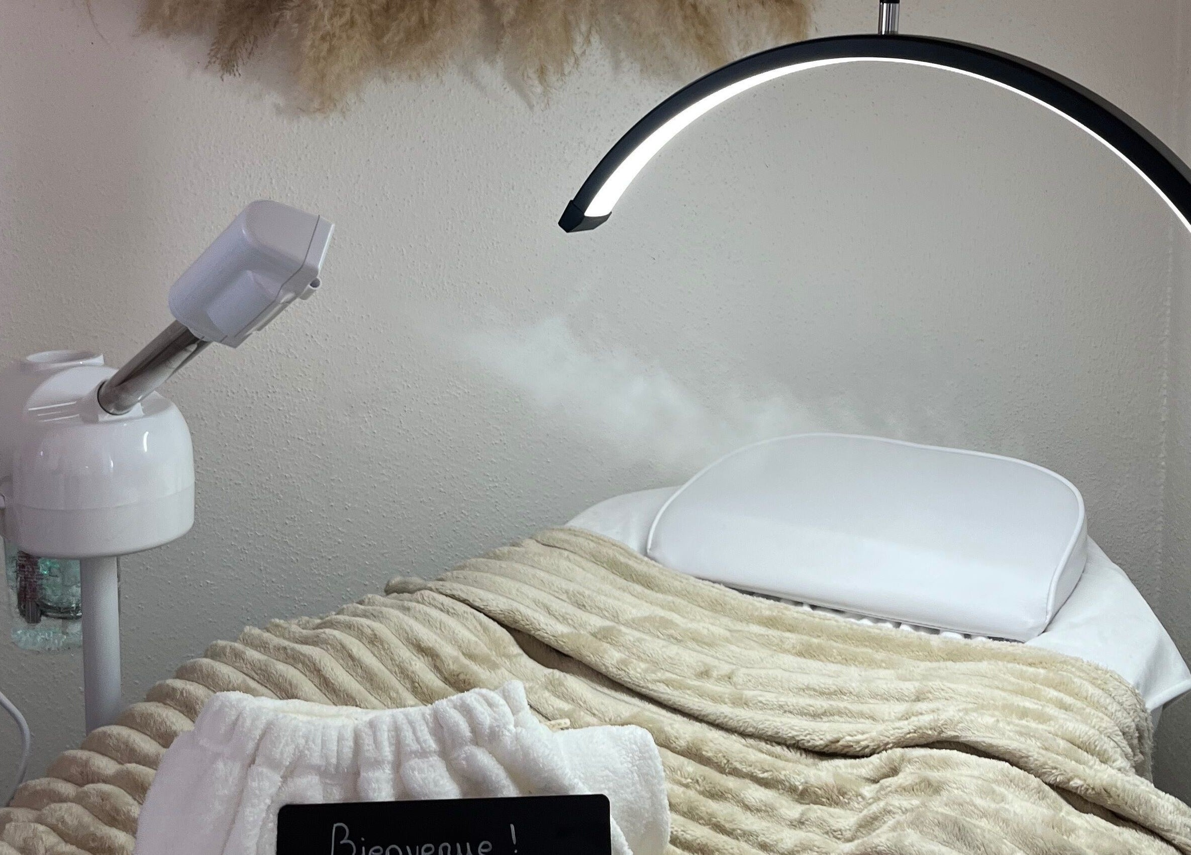 Espace de soin apaisant à Esthétique By Lucie, Golbey, Grand Est, FR avec machine à vapeur.