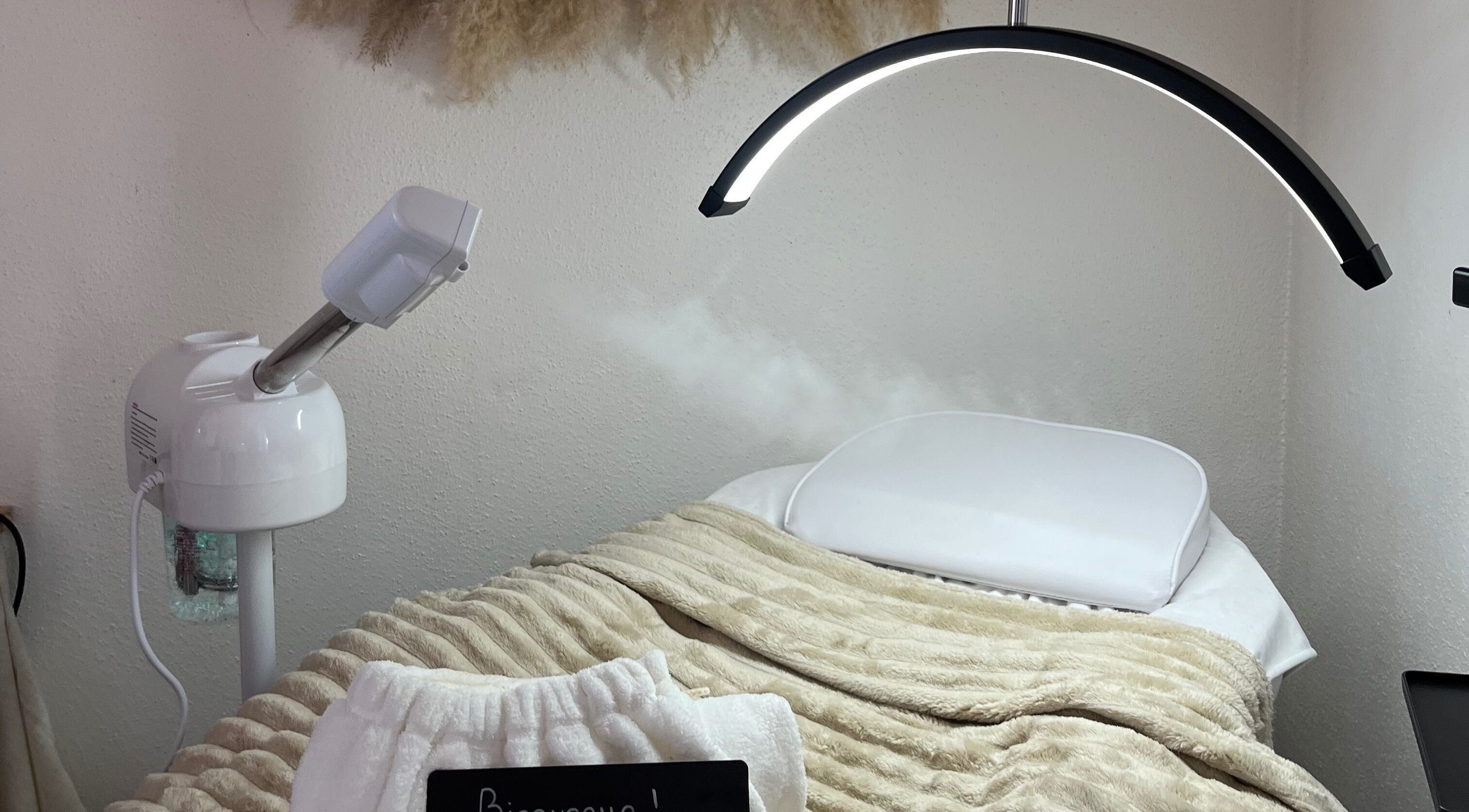 Espace de soin apaisant à Esthétique By Lucie, Golbey, Grand Est, FR avec machine à vapeur.