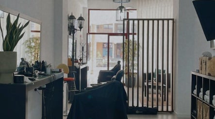Espaço acolhedor do Zemiguel_barber em Guimarães, Guimarães, PT, destacando cadeiras de barbeiro e espelho.