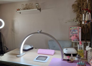 Espace de manucure élégant à Js Beauty 57, Les Étangs, Grand Est, FR, avec éclairage rond et outils modernes.